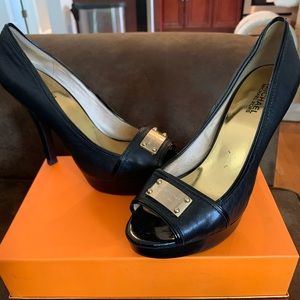 Black w/ Gold MICHAEL KORS Peep Toe Pumps Sz 8 1/2